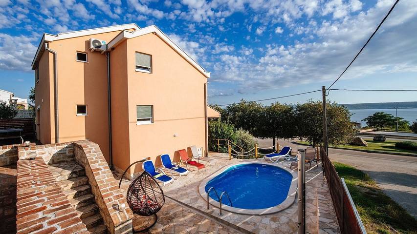 Ferienhaus für 10 Personen, mit Pool und Terrasse sowie Garten, mit Haustier in Jasenice