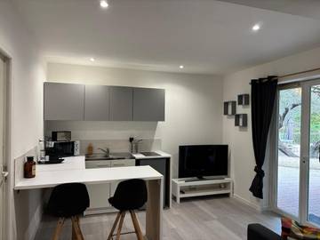 Gîte pour 2 personnes, avec jardin et piscine à Solliès-Ville