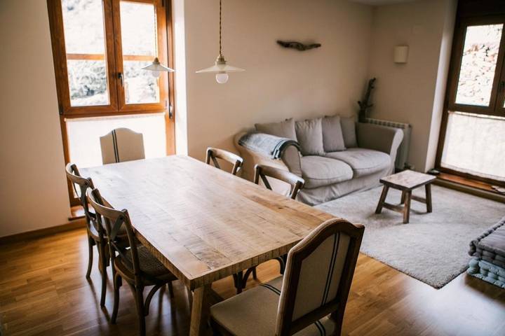 Gîte pour 5 personnes, avec vue, adapté aux familles dans Isavarre