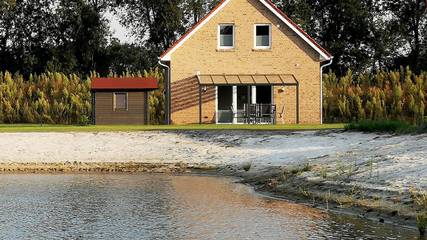 Ferienhaus für 6 Personen, mit Seeblick und Garten sowie Pool und Ausblick, mit Haustier in Walchum