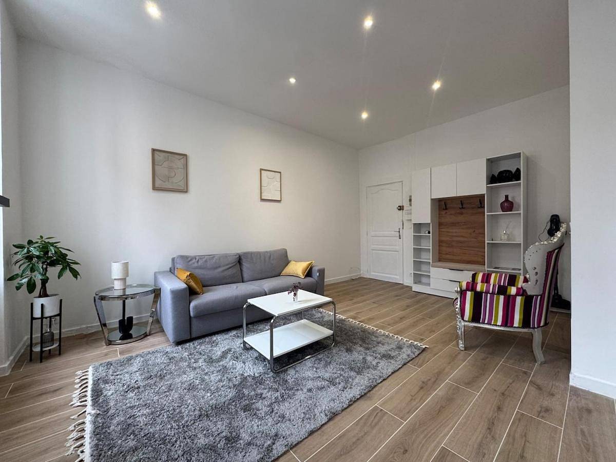 Appartement entier, Bright studio - great for a stay in Ecully in Écully, Lyon et ses environs