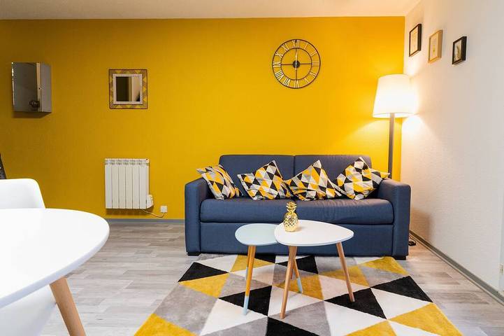 Appartement entier, Studio cosy avec balcon – Vue dégagée sur les toits de Dax in Dax, Région de Dax