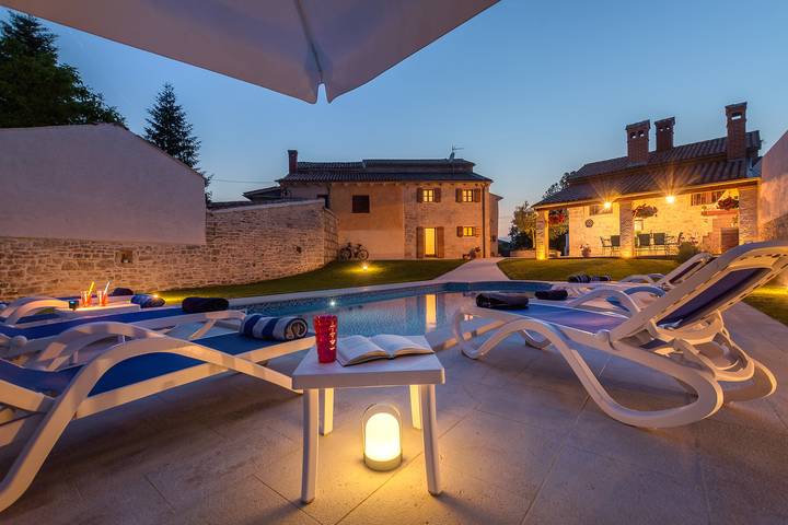 Ferienhaus für 11 Personen, mit Sauna und Pool sowie Garten und Balkon