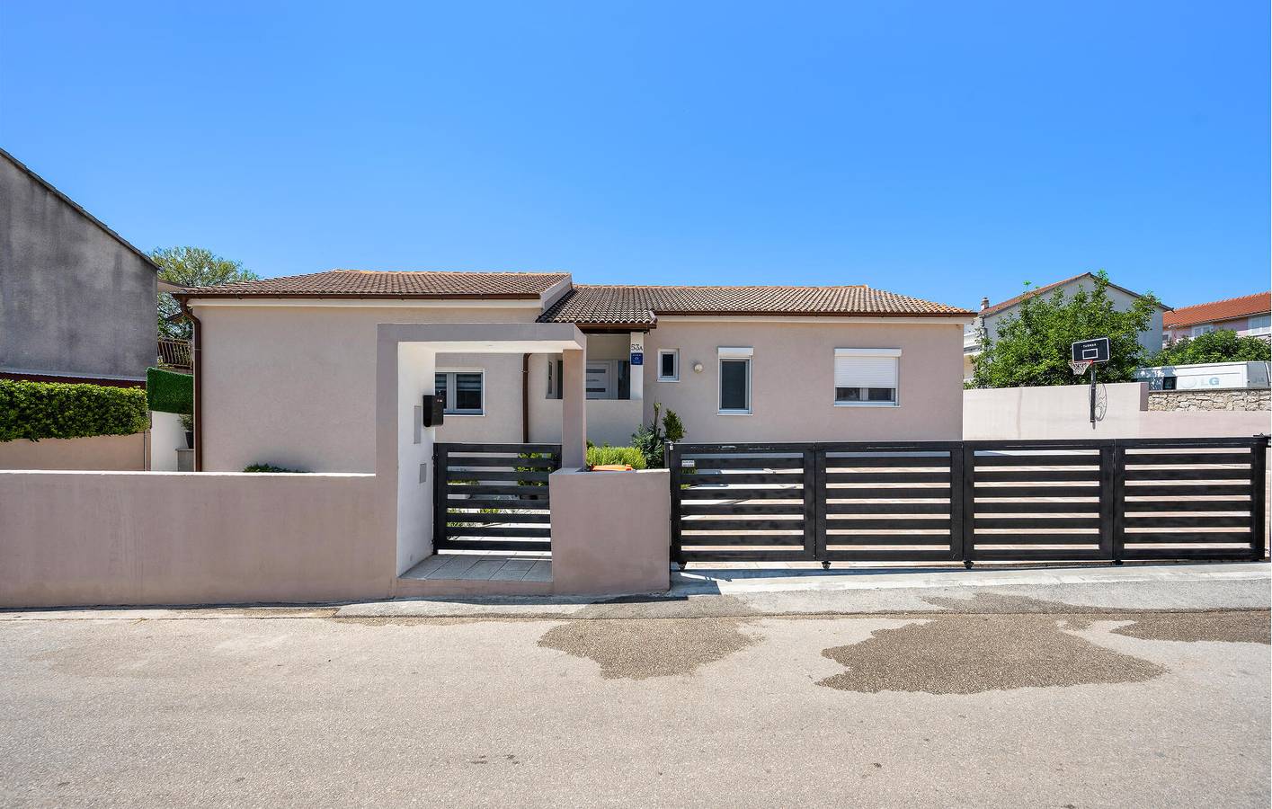 Geräumige 2-Zimmer-Wohnung mit Pool, WLAN und 1,5 km zum Strand in Vodice, Šibenik-Knin