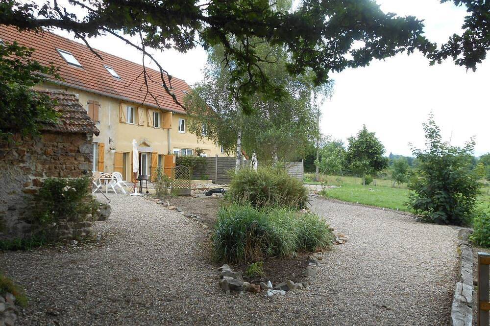 Gîte familial en Auvergne, wifi et aire de jeux pour dépaysement in Biollet, Puy-de-Dôme