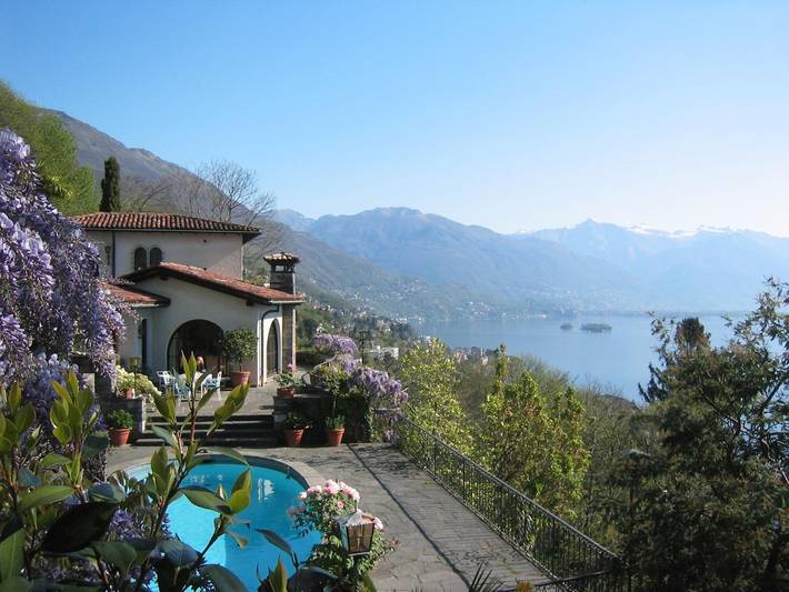 Ferienhaus für 10 Personen, mit Pool und Balkon sowie Seeblick im Tessin