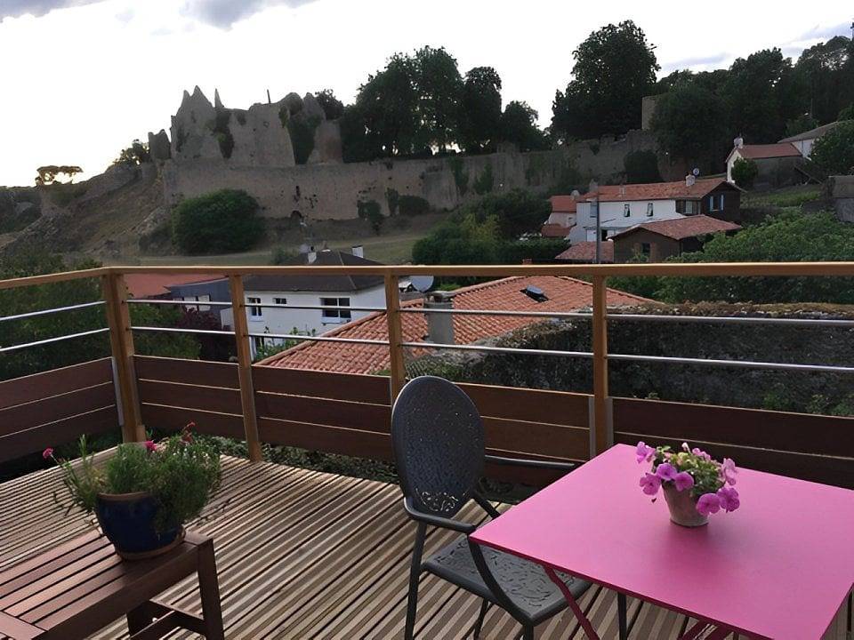 Chambres d'hôtes avec terrasse, vue château, centre-ville - Chambre le pigeonnier in Bressuire, Deux-Sèvres
