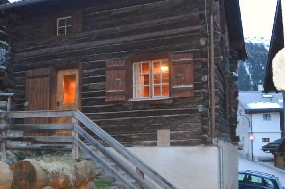 Aussen : 3-stöckiges Chalet im Dorfzentrum, Eingang im 1. Stock, für 5 Personen, grosser Balkon mit in Saint Luc, Anniviers