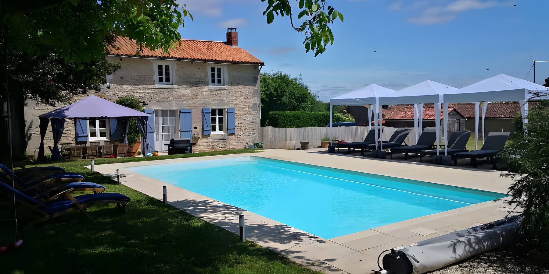 Maison de vacances 11 personnes, piscine » avec piscine chauffée, terrasse et Wi-Fi in Nanteuil-en-Vallée, Charente