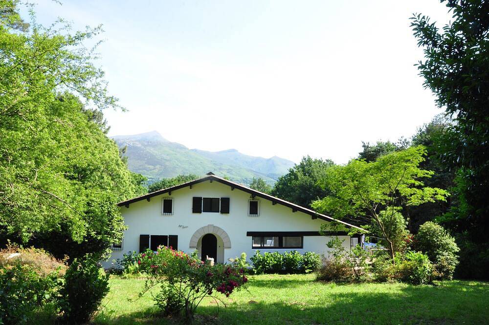 Grande maison de caractère, vue exceptionnelle sur la Rhune, 1 hectare, piscine in Ascain, Région de Bayonne