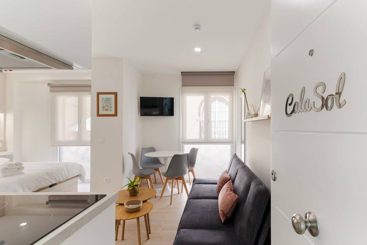 Entire studio, La Cala Home - Cala Sol – Bright Upper-Floor Studio Steps from the Beach in Playa de La Cala - El Torreón (Mijas), Mijas