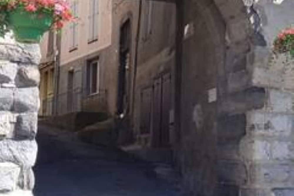 Apartamento entero, 20 minutes from Serre Ponçon, ideal for summer walks or winter skiing. in Seyne, Alpes de Alta Provenza