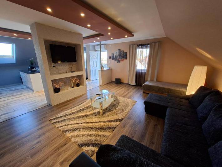 Ferienwohnung fĂŒr 4 Personen, mit Pool und Garten sowie Balkon