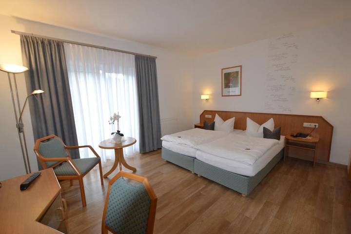 Hotel, mit Terrasse und Garten sowie Sauna in Freital