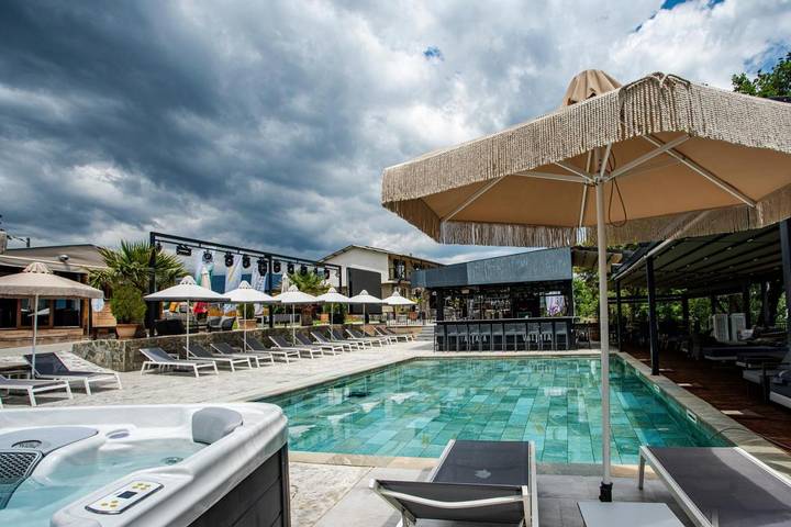 Camping para 4 personas, con Terraza y Jacuzzi además de Jardín y Piscina en Bulgaria