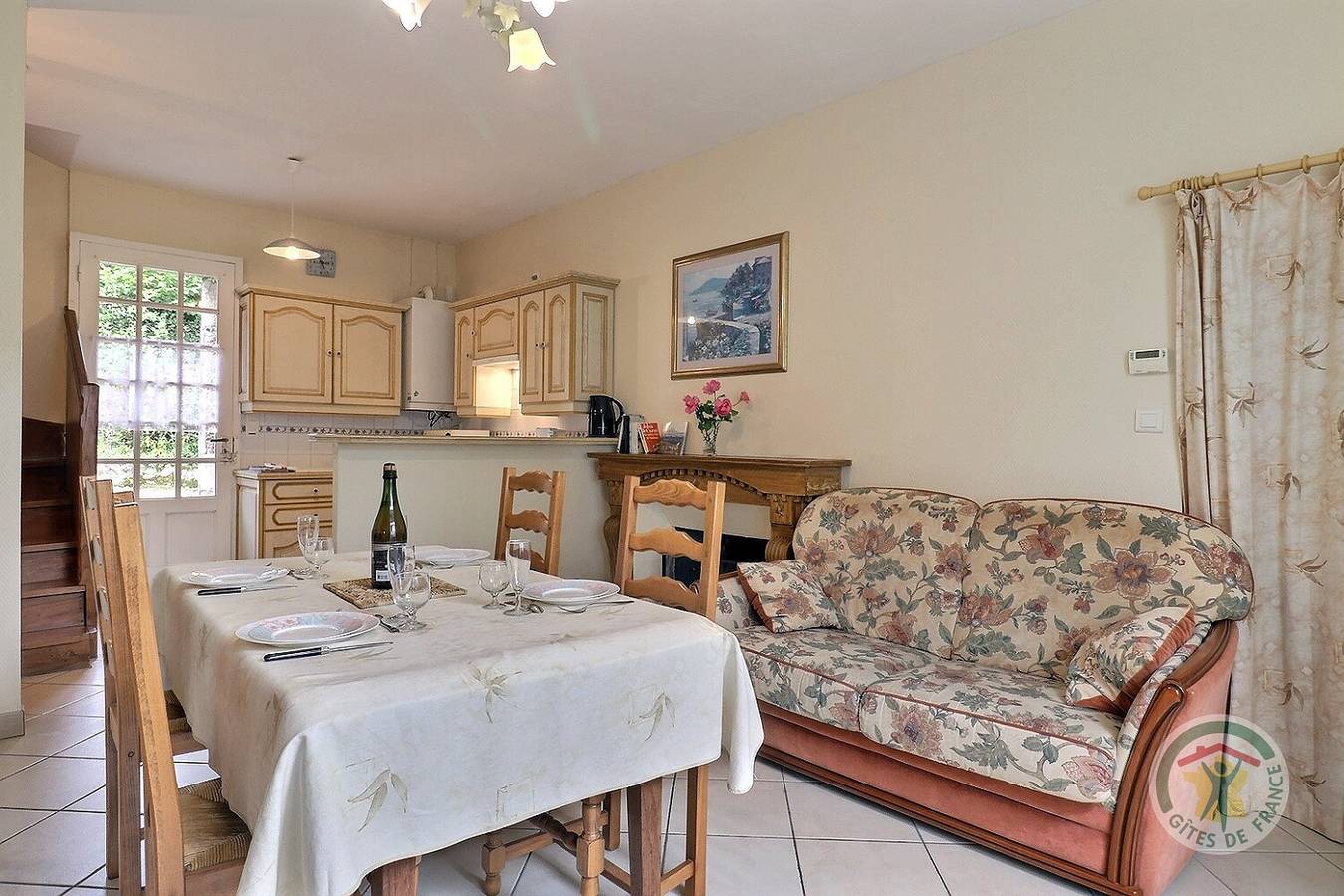 Gîte au bord de la mer et de la ville : Parking, TV, Jardin in Saint-Méloir-des-Ondes, Baie du Mont-Saint-Michel