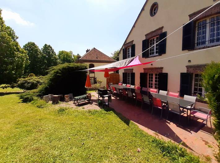 Gîte pour 22 personnes, avec terrasse ainsi que piscine et jardin à Mézières-en-Drouais