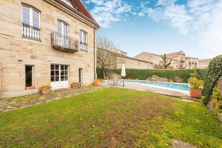 Maison de campagne pour 21 personnes, avec Terrasse et Jardin ainsi que Piscine et Sauna à Leiro