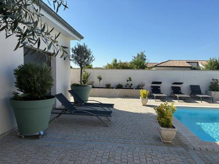 Location de vacances pour 6 personnes, avec jardin et vue ainsi que piscine et bassin pour enfant à Crêches-sur-Saône - 3