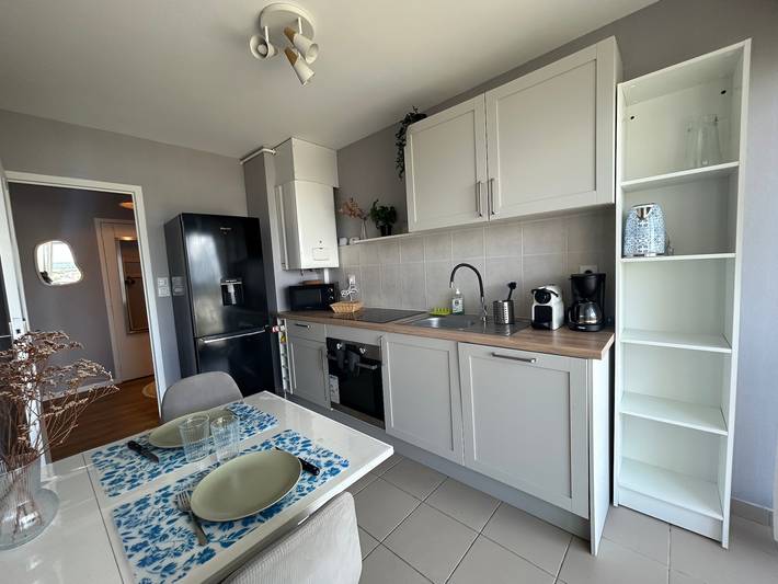 Entire apartment, Bright 3-Bedroom Apartment with Balconies, Open Views, and Wi-Fi in Vannes, Côte des Mégalithes