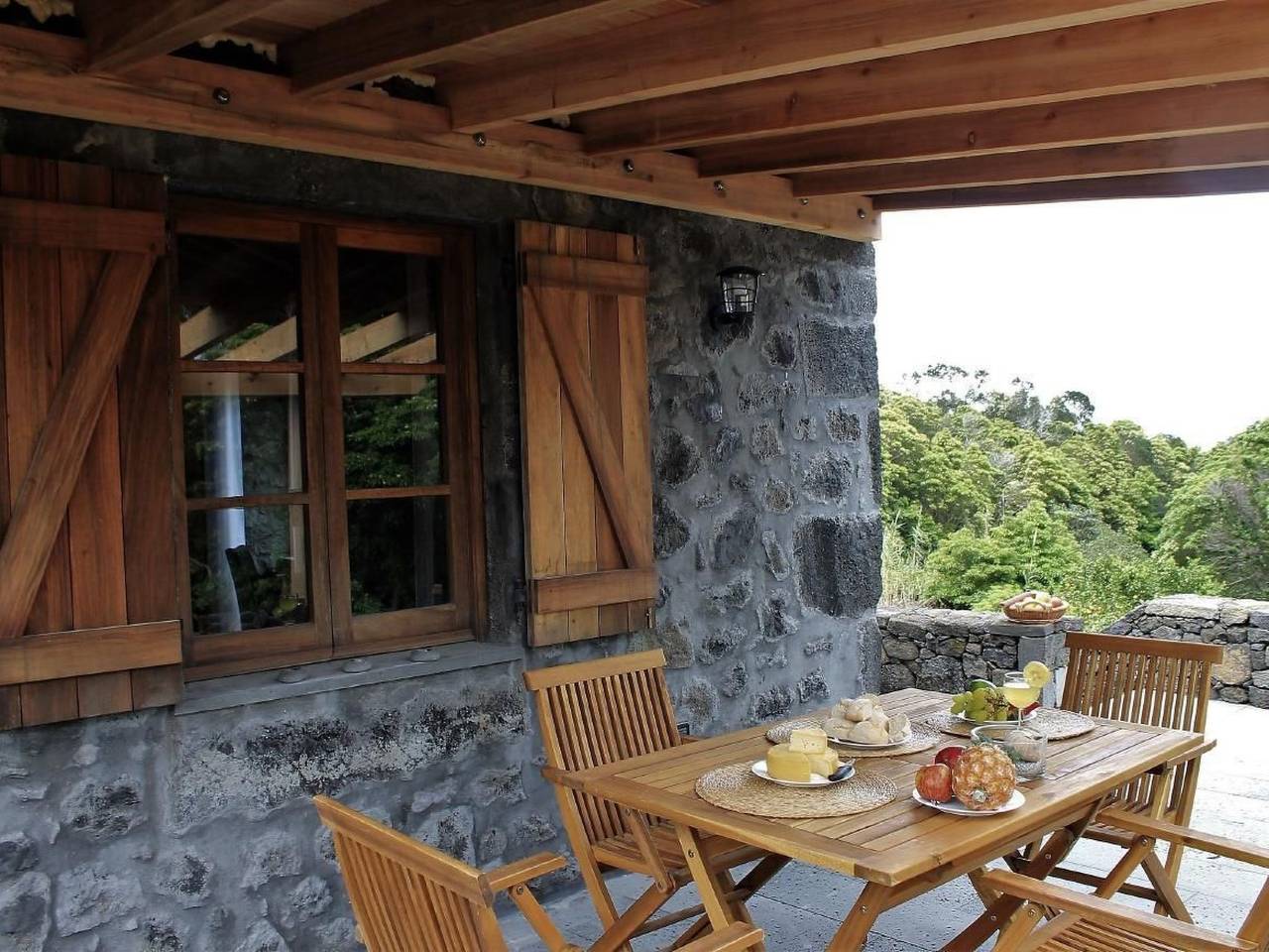 "Vinea Lava" mit Blick auf das Wasser in Prainha de Baixo, Prainha