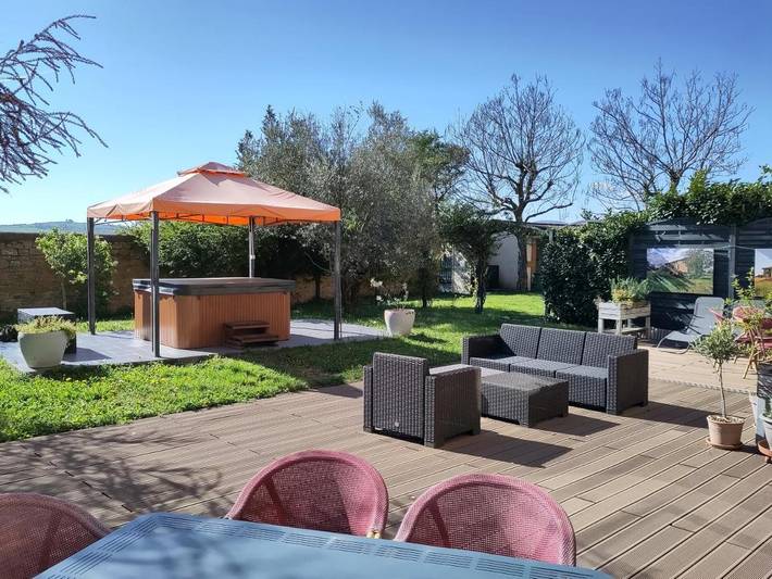 Location de vacances pour 6 personnes, avec jardin et jacuzzi à Saint-Germain-Nuelles - 2