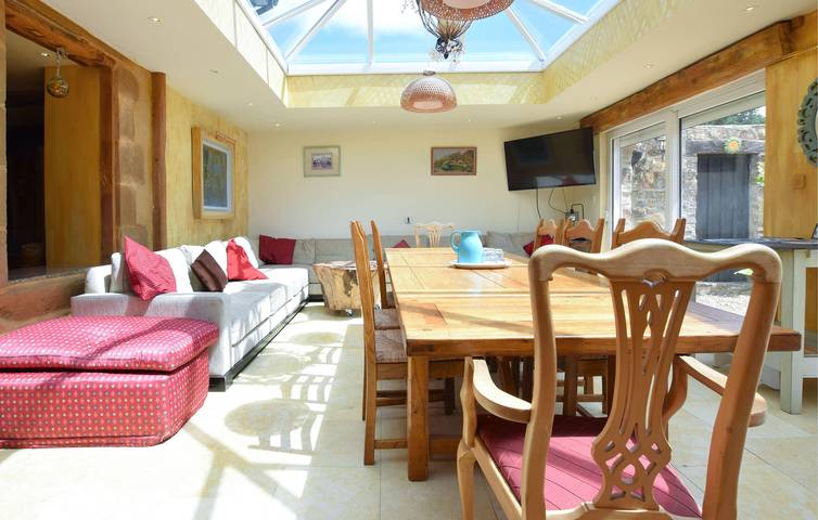 Cozy Apartment with River View, WiFi & Parking in Vire Normandie, Vire region