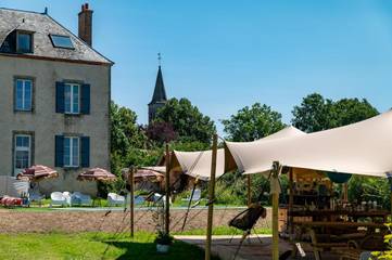 Chambre d’hôte pour 2 personnes, avec piscine et jardin ainsi que vue et terrasse à Saint-Caprais (Allier)