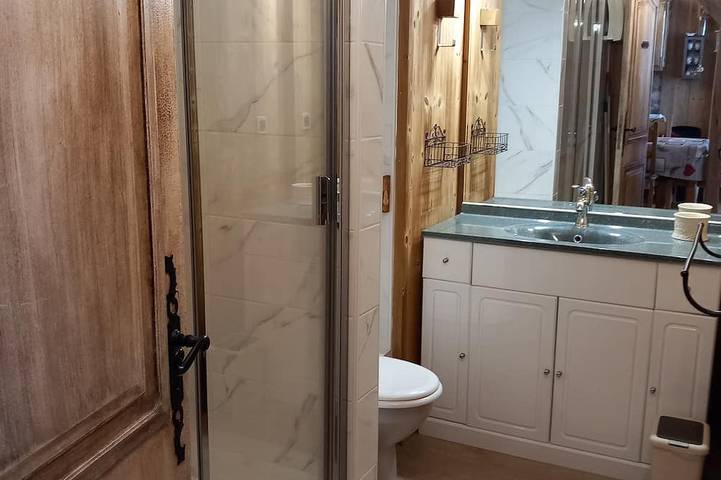 Apartamento entero, El encanto de un chalet alpino, un lugar ideal para el deporte y las compras. in Mont-de-Lans, Les Deux Alpes
