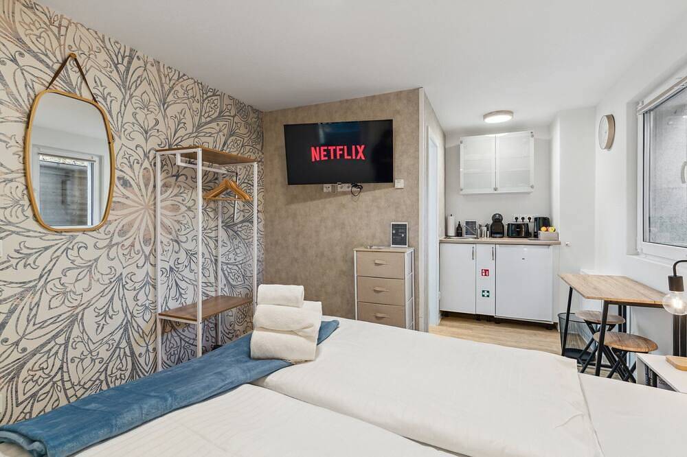 Ganze Wohnung, Vorstadtoase - 2 Personen Queensize-Bett, Parken, Netflix, Nähe Ber in Eichwalde, Dahme-Seengebiet