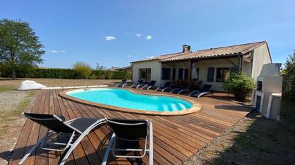 Gîte pour 8 personnes, avec jardin ainsi que piscine et terrasse à Chalais
