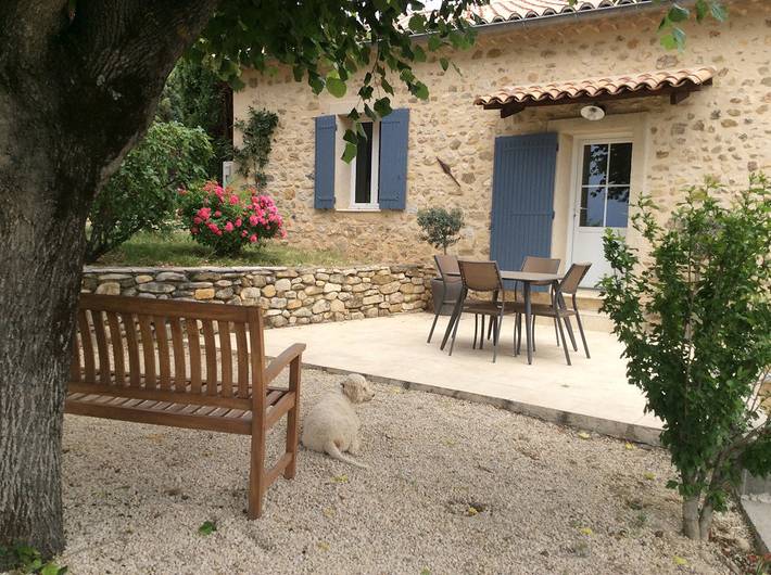 Gîte pour 2 personnes, avec terrasse ainsi que jardin et piscine dans la Drôme