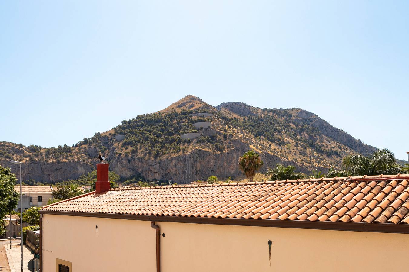 Apartamento entero, Apartamento 'Large Martini' con vistas a la montaña, Wi-Fi y aire acondicionado in Playa Mondello, Palermo