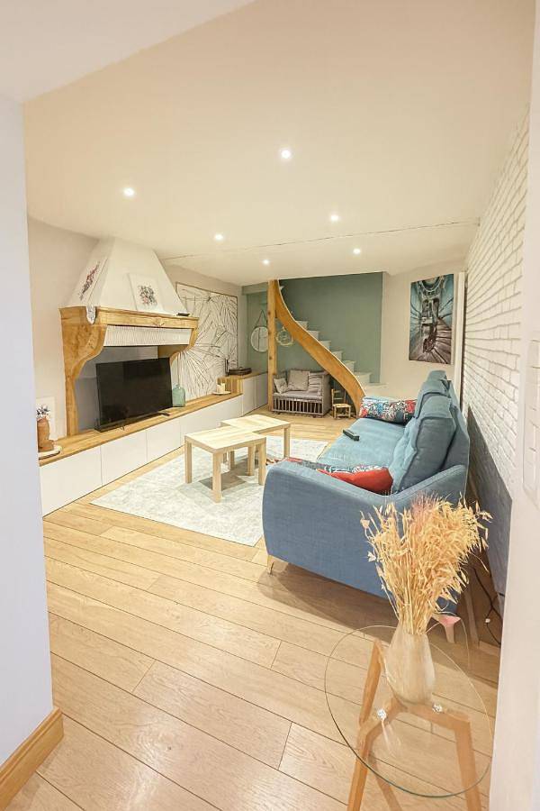 Location de vacances pour 7 personnes, avec jardin ainsi que vue et terrasse à Dommartin - 2