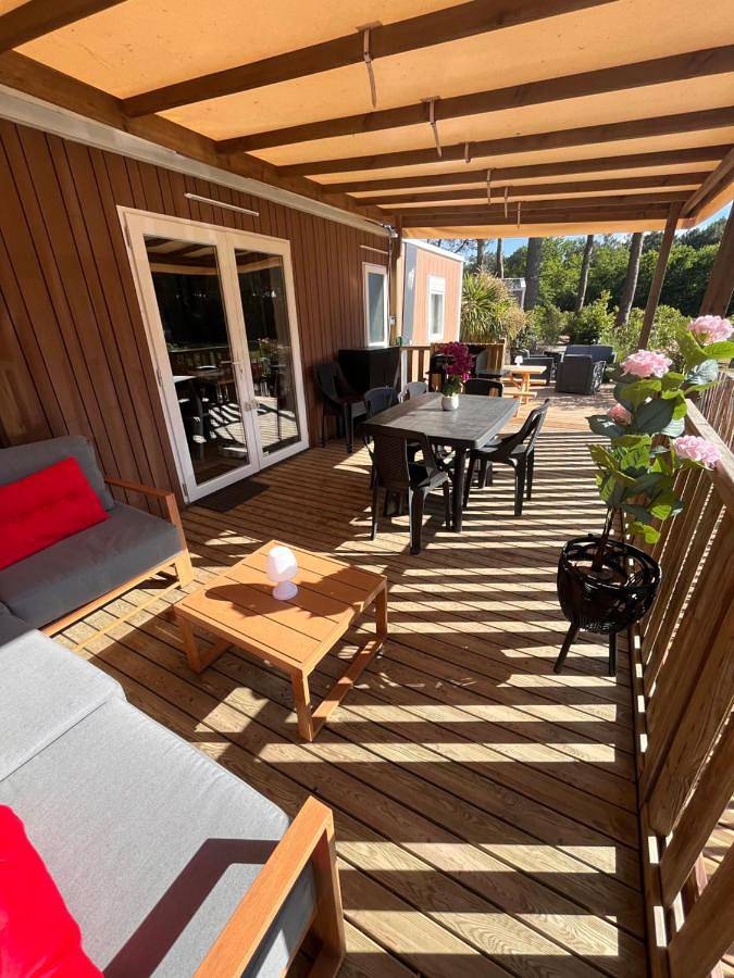Camping pour 7 personnes, avec bassin pour enfant et jardin ainsi que piscine et jacuzzi dans Claouey