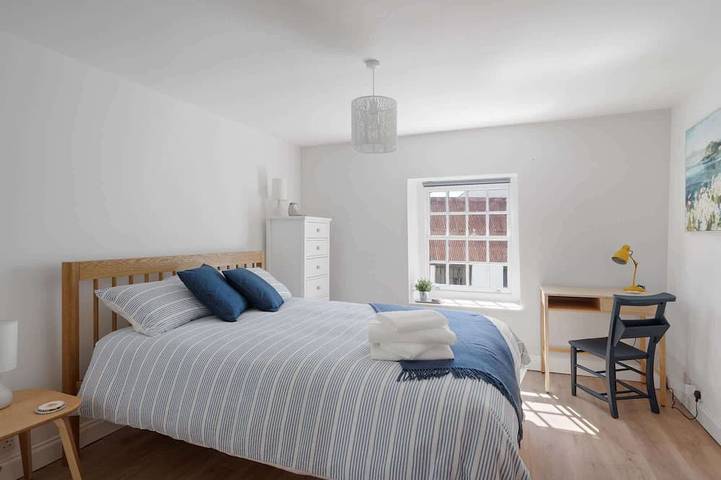 Serene Cottage Nr the Waterfront, Topsham in Crealy Adventure Park, Devon