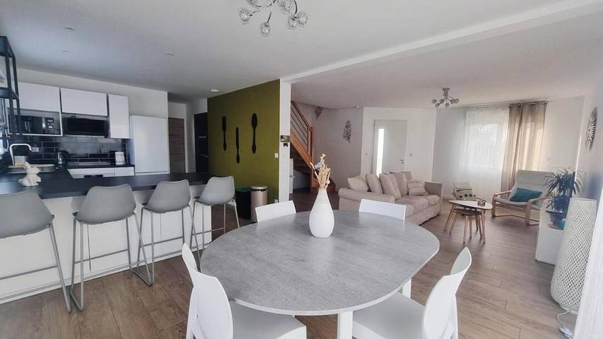 Location de vacances pour 8 personnes, avec Terrasse et Jardin à Bezannes