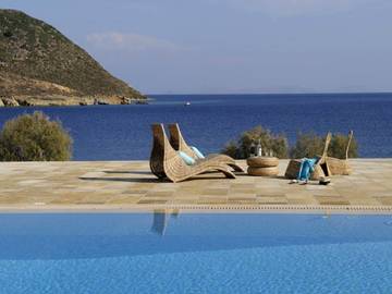 Gîte pour 2 personnes, avec piscine ainsi que jardin et vue dans Patmos