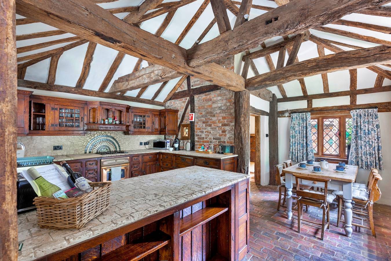 Sandhill Cottage with Hot Tub in Worth (West Sussex), West Sussex