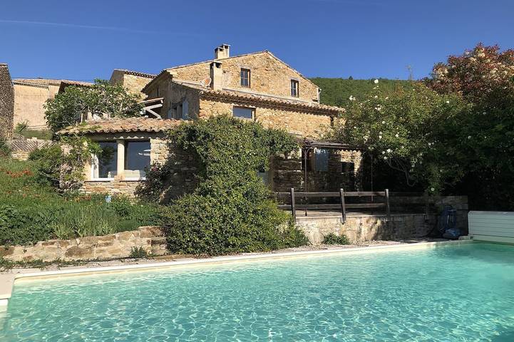 Location de vacances pour 4 personnes, avec piscine ainsi que terrasse et jardin à Ongles