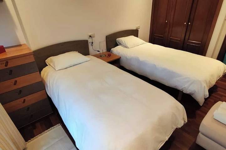Appartement entier, Cozy Family Haven: 100m to Beach, Patio for Kids, Fully Equipped, Great Views in Baiona, Rías Baixas