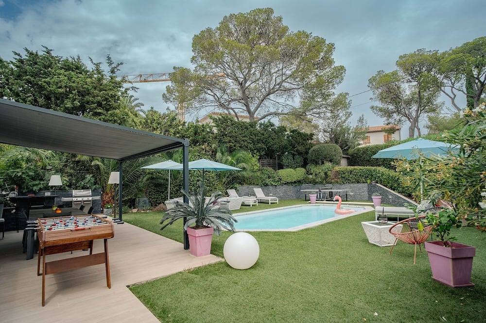 Contemporary villa close to the beach with heated pool in a residential area in Saint-Raphaël, Mittelmeerküste (Frankreich)