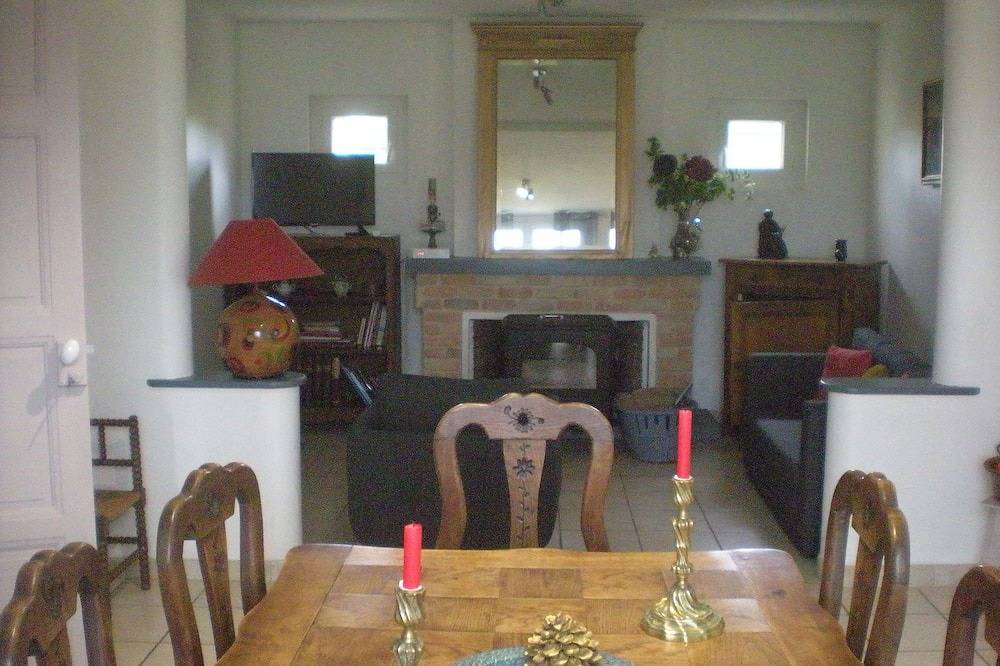 Villa avec vue sur la chaîne des pyrénées à louer au week-end ou à la semaine in Loucrup, Hautes-Pyrénées