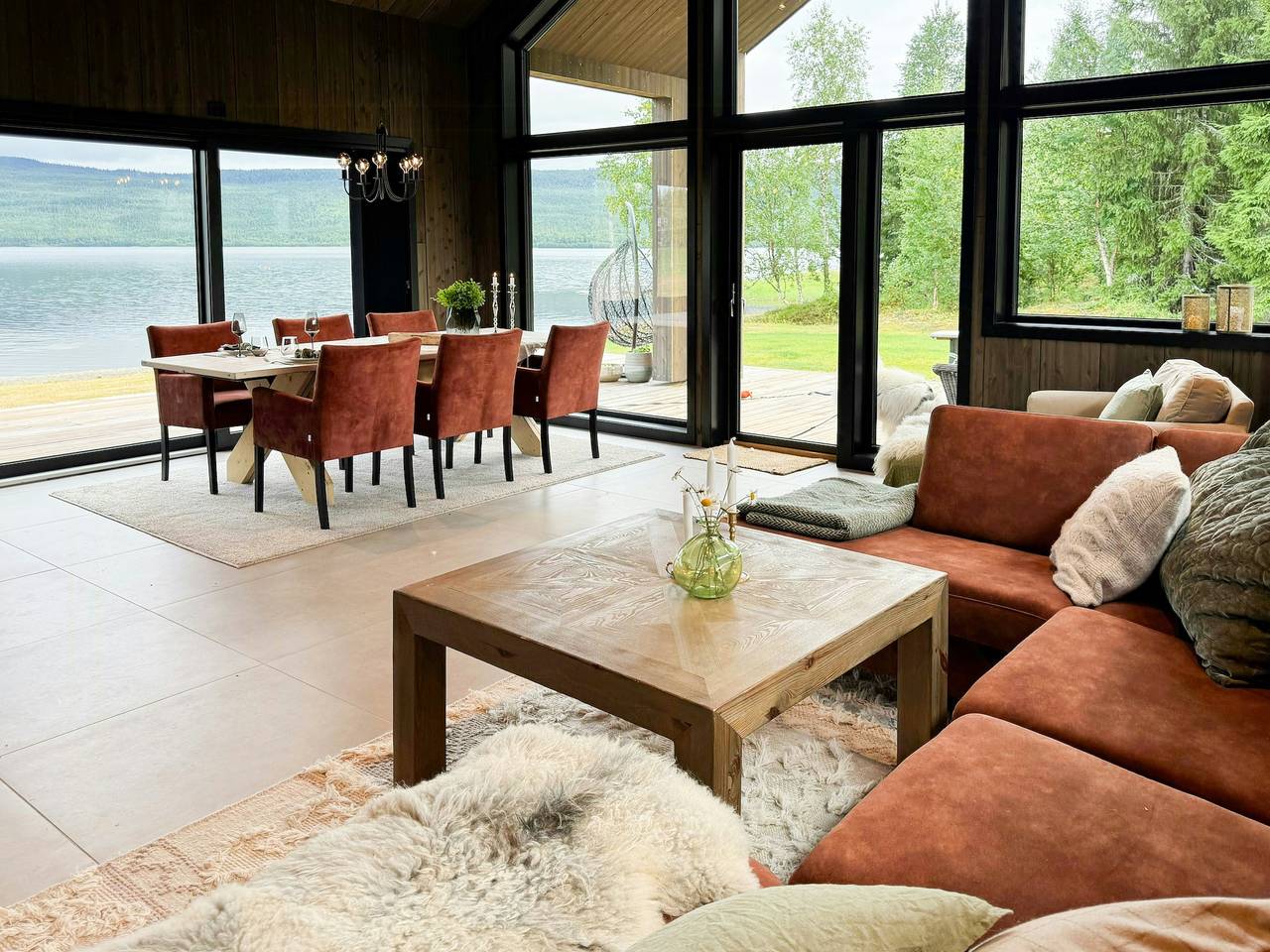 Cabane moderne au bord de la mer à Kvelia in Lierne (Norvège)