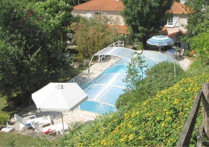 Location de vacances pour 3 personnes, avec vue ainsi que piscine et jardin, adapté aux familles à Velluire - 2