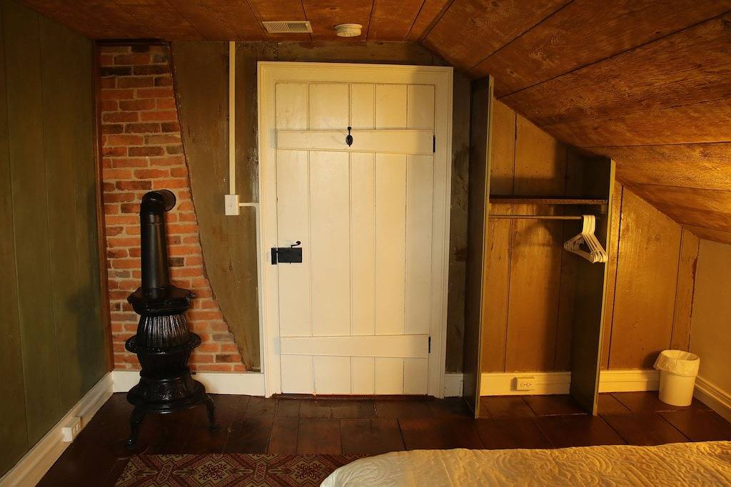 Vollständig Wiederhergestelltes Haus Von 1700, Umgeben Von Farmland in Lancaster County