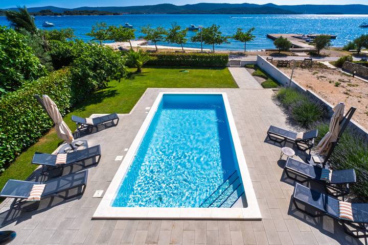 Villa pour 8 personnes, avec Terrasse et Jardin à Turanj
