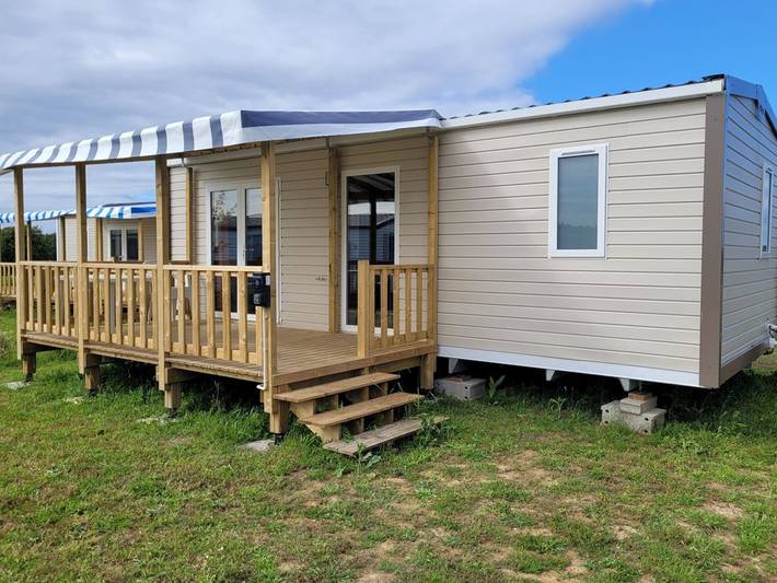 Camping pour 4 personnes, avec piscine et terrasse à Ambon