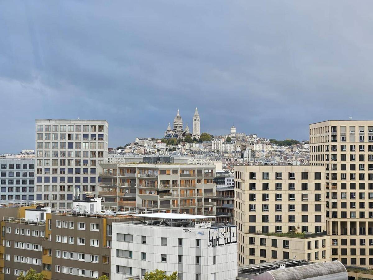 Chambres lumineuses avec vue sur Paris Montmartre in Paris, Ile de France