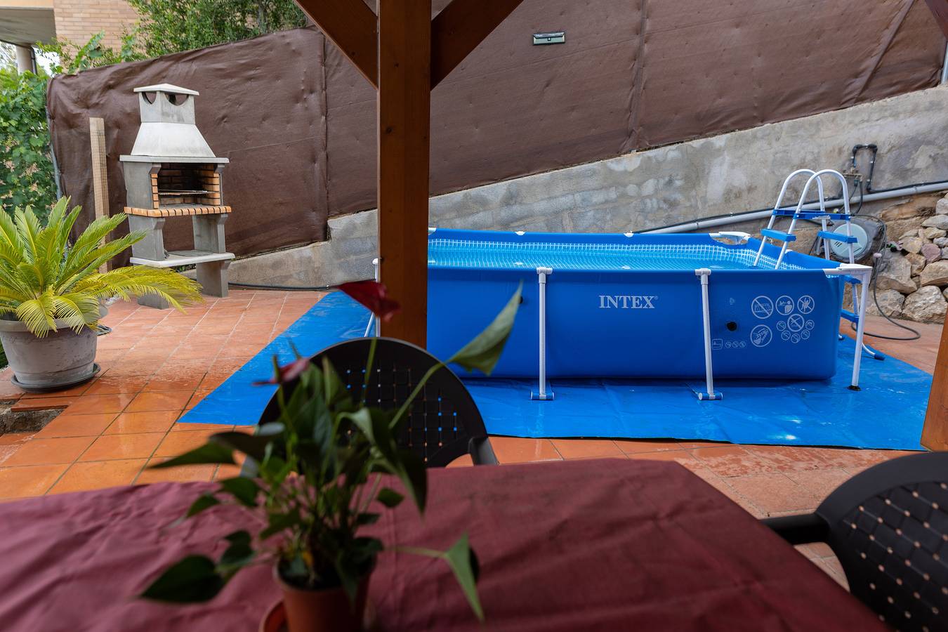 Chalet 'Casa de Madera' con vistas a la montaña, jardín, aire acondicionado, piscina y Wi-Fi in Calafell, Costa Dorada